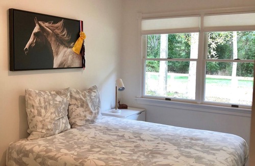 Montauk House | Comfortable family home backing up to preserve land- 5 min to Ditch