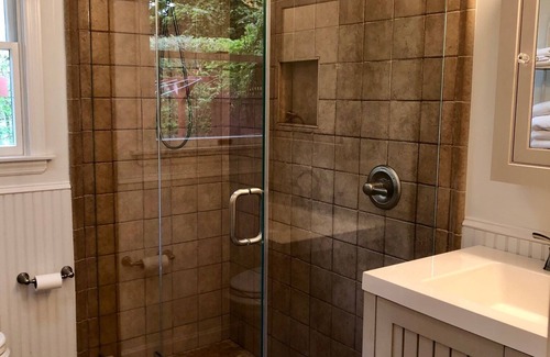 Montauk House | Comfortable family home backing up to preserve land- 5 min to Ditch