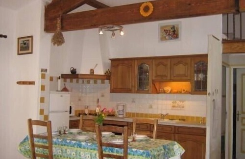 Bonnieux Apartment | Comfortable gîte in the heart of the quiet luberon countryside, ideal for families.