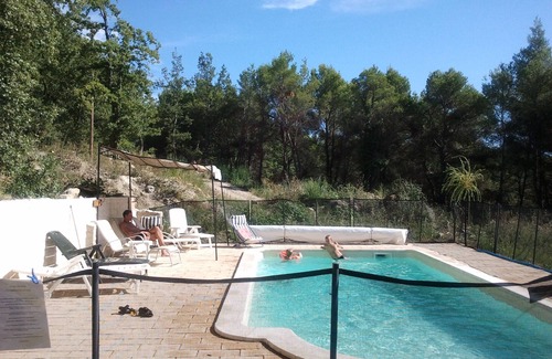 Bonnieux Apartment | Comfortable gîte in the heart of the quiet luberon countryside, ideal for families.