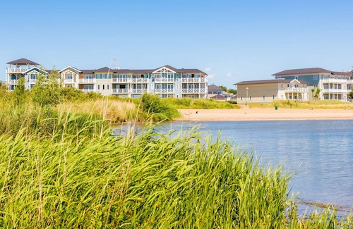 Municipality of Hellevoetsluis Apartment | Comfortable hotel room with balcony near the beach