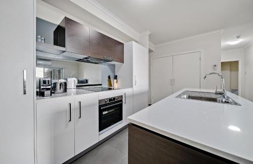 Greenway Apartment | Comfy 2-Bed Near the Lake with Secure Parking