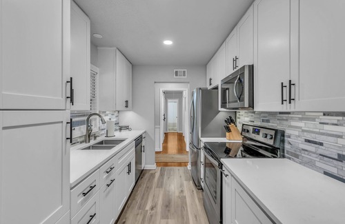 Memphis House | Comfy home in E Memphis centrally located. Minutes to everything!