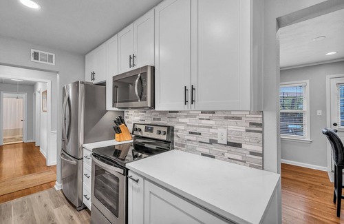 Memphis House | Comfy home in E Memphis centrally located. Minutes to everything!