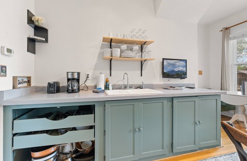 Downtown Flagstaff Apartment | Comfy King Bed Retreat, Downtown, 2 BRMs, AC!