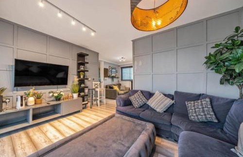 Lansbury Apartment | Comfy Modern Unit Near Canary Wharf l Top Floor Ideal for Business and Leisure Privacy l