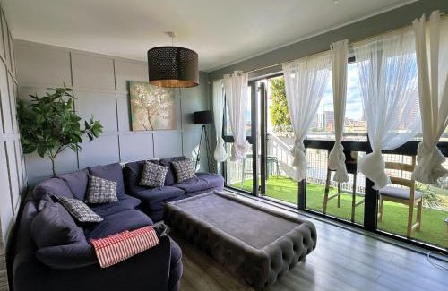 Lansbury Apartment | Comfy Modern Unit Near Canary Wharf l Top Floor Ideal for Business and Leisure Privacy l