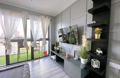 Lansbury Apartment | Comfy Modern Unit Near Canary Wharf l Top Floor Ideal for Business and Leisure Privacy l