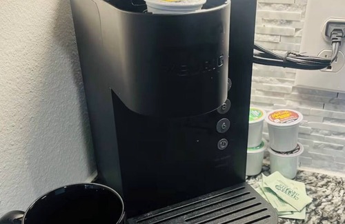 The Colony Apartment | Comfy studio with scenic views!