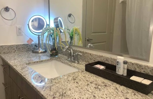 The Colony Apartment | Comfy studio with scenic views!