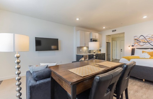 Spruce Hill Apartment | Coming for CHOP or PENN? This is a GREAT CHOICE