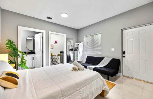 Liberty City Apartment | Compact & Comfy Studio w Essentials Near Airport