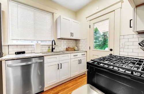 Norwood House | Completely Updated Home-sleeps 6-Centrally Located