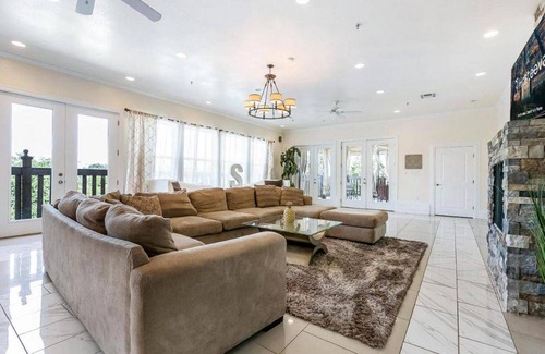 Faubourg Lafayette Condo | Condo ∙ 4 bedrooms ∙ 7 guests