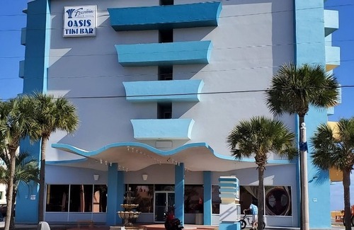 Rogers Seabreeze Condo | Condo on Beach w Tiki Bar & Pool