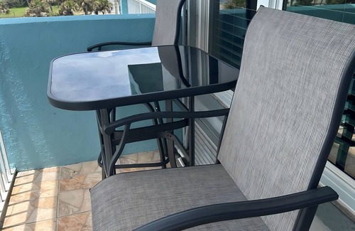 Rogers Seabreeze Condo | Condo on Beach w Tiki Bar & Pool