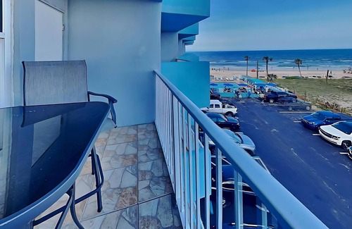 Rogers Seabreeze Condo | Condo on Beach w Tiki Bar & Pool