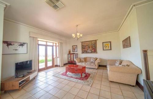 Maslin Beach Villa | Condor Estate Spacious with Vineyard & Fireplace