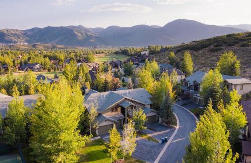 Park Meadows House | Conifer by AvantStay Secluded Cabin Amongst the Trees w Hot Tub