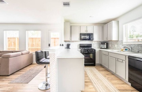 Conroe House | Conroe 4br 2.5ba w/Loft + Huge Backyard + Pets OK