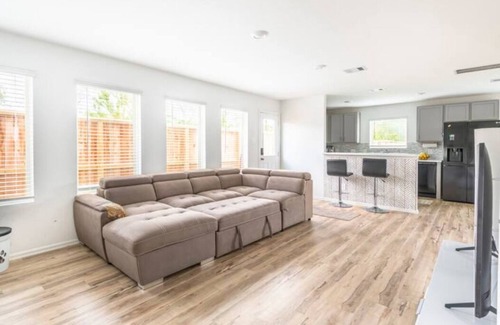 Conroe House | Conroe 4br 2.5ba w/Loft + Huge Backyard + Pets OK