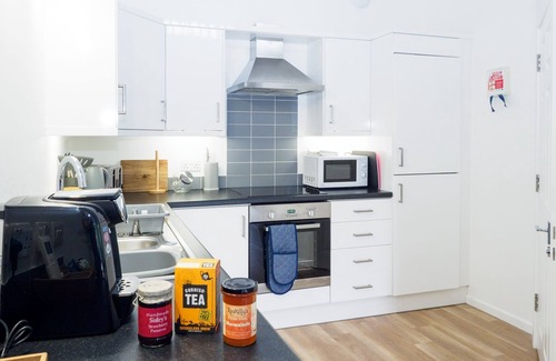 Falmouth Cottage | Contemporary 1 bed property with shared pool/hot tub nr Falmouth/Helford River