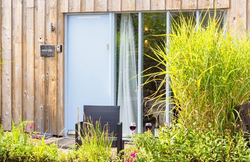 Falmouth Cottage | Contemporary 1 bed property with shared pool/hot tub nr Falmouth/Helford River