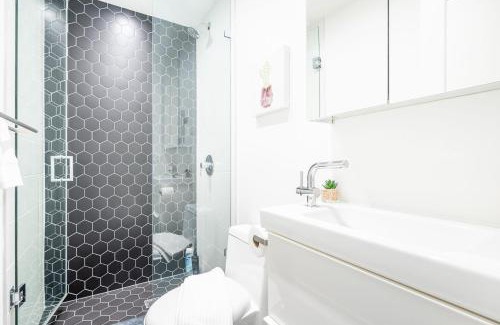 High Park-Swansea Hotel | Contemporary 3BR with Natural Light High Park North Nearest Intersection - Dorval Rd,