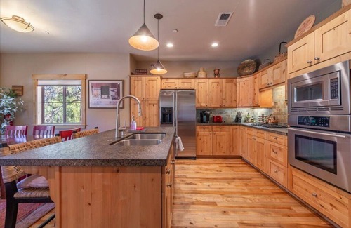 Truckee Condo | Contemporary clean townhome, great location, short walk to downtown