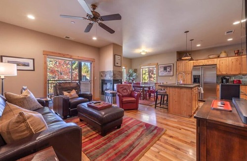 Truckee Condo | Contemporary clean townhome, great location, short walk to downtown