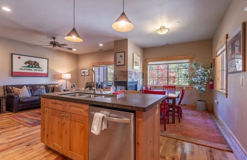 Truckee Condo | Contemporary clean townhome, great location, short walk to downtown