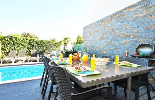 Urbanizacao dos Calicos Villa | CONTEMPORARY VILLA W/ PRIVATE HEATABLE POOL, BBQ & WI-FI,ONLY 5 MIN FROM BEACH