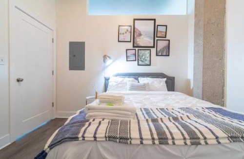 Near South Side Apartment | Convenient 2BR Suite in Prime Location with Gym Access & Optional Parking Near McCormick Place and Soldier Field