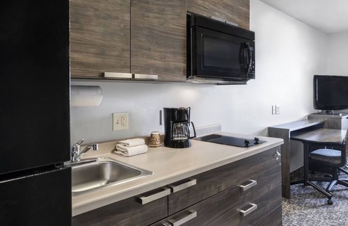 East Moline Hotel | Convenient Retreat by Mississippi River w/ Full Kitchen Space
