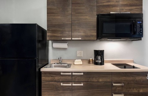 East Moline Hotel | Convenient Retreat by Mississippi River w/ Full Kitchen Space
