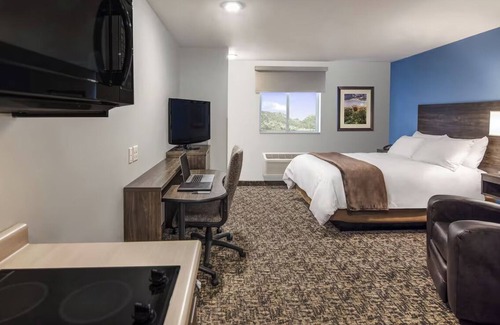 East Moline Hotel | Convenient Retreat by Mississippi River w/ Full Kitchen Space