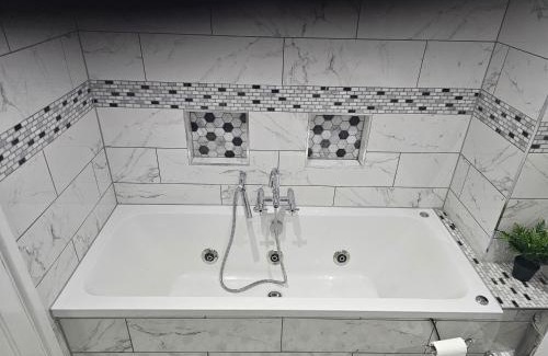 Birkenhead House | Convenient Wirral Retreat