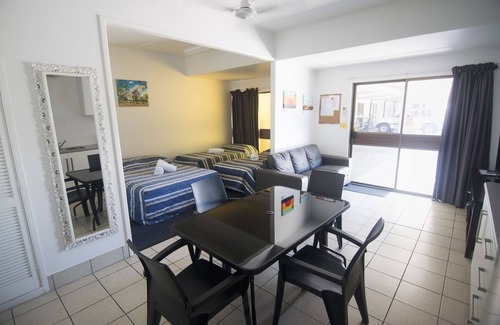 West Mackay Hotel | Cool Palms Motel