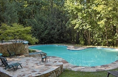 Berkeley Springs Cottage | Coolfont 4 BDRM, lots of beds! Cozy Wooded Cottage.