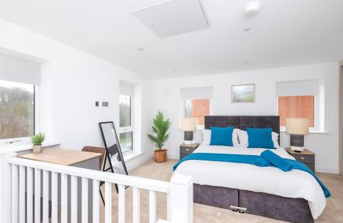 Chapeltown House | Copper Beech by Alt-Stay - 2 Bed En Suite Contractor, Corporate & Relocation Accommodation near LBA with EV Plug, Parking, King Bed, Workspace, Kitchen, Smart TV and Wi Fi - Long Stay Ready with Weekly and Monthly Rates