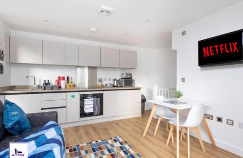 Chapeltown House | Copper Beech by Alt-Stay - 2 Bed En Suite Contractor, Corporate & Relocation Accommodation near LBA with EV Plug, Parking, King Bed, Workspace, Kitchen, Smart TV and Wi Fi - Long Stay Ready with Weekly and Monthly Rates
