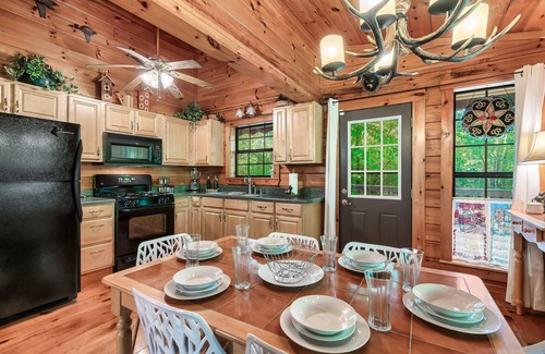 Tellico Plains Cabin | Copper Ridge Log Cabin RV/Boat/Trailer parking