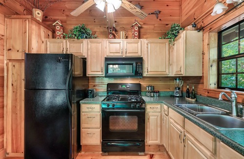 Tellico Plains Cabin | Copper Ridge Log Cabin RV/Boat/Trailer parking