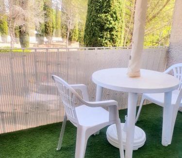Greoux-les-Bains Apartment | coquet Studio Classé Deux Étoiles, Balcon avec Table, et Wifi