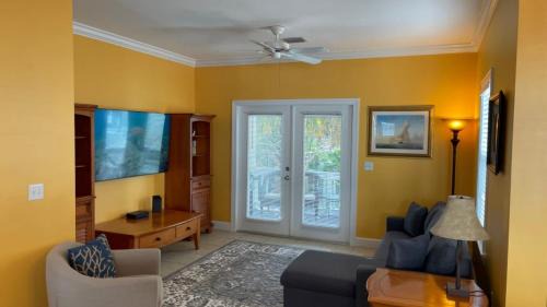 Key West Villa | Coral Garden by AvantStay Great Location w Balcony Shared Pool