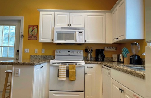 Key West Villa | Coral Garden by Avantstay Great Location w/Balcony & Shared Pool