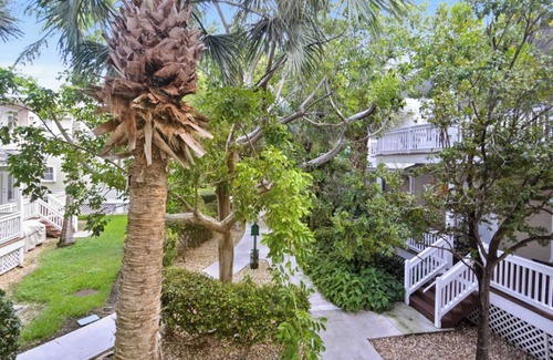 Key West Villa | Coral Garden by Avantstay Great Location w/Balcony & Shared Pool