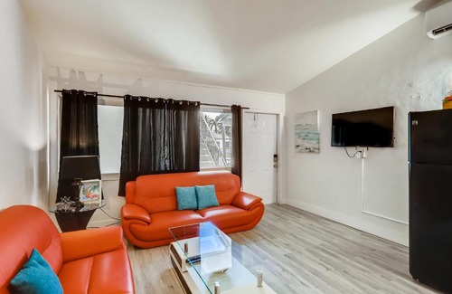 Singer Island Apartment | Coral Sands 1br/1ba Close 2 Beach!