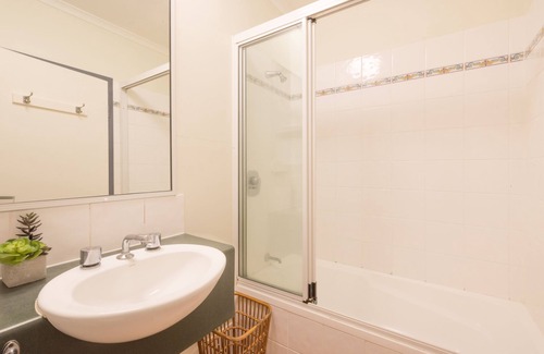 Cairns Central Business District Hotel | Coral Tree Inn