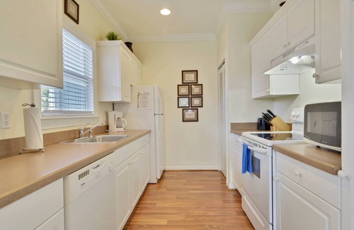 Key West Villa | Coral Villa by AvantStay | Close 2 DT Key West | Shared Pool & Patio!